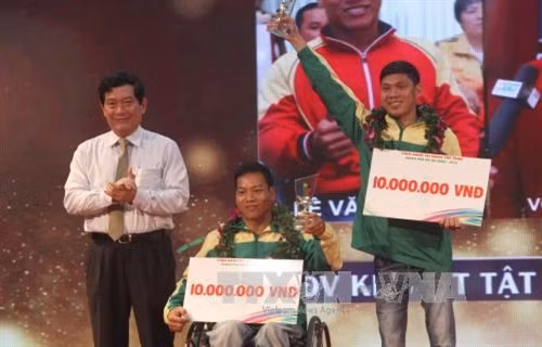 Hai vận động viên khuyết tật Lê Văn Công, Võ Thanh Tùng nhận danh hiệu Vận động viên thể thao khuyết tật tiêu biểu năm 2016. Ảnh: Xuân Dự - TTXVN