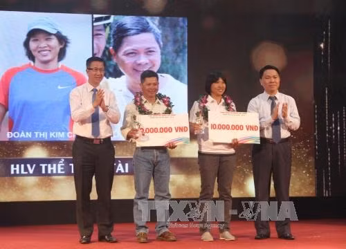 Huấn luyện viên bóng đá Đoàn Thị Kim Chi và huấn luyện viên xe đạp Đỗ Thành Đạt được vinh danh Huấn luyện viên tài năng. Ảnh: Xuân Dự - TTXVN