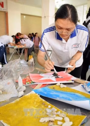 Sinh viên tham gia Hội thi thiết kế tranh với chủ đề “Vì Biển xanh” tại Trường Đại học Sư phạm Thành phố Hồ Chí Minh. Ảnh: An Hiếu - TTXVN.