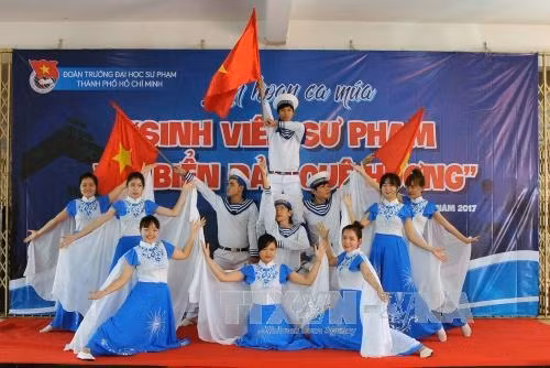 Một tiết mục múa tại Liên hoan ca múa “Sinh viên Sư phạm với Biển đảo quê Hương” của Trường Đại học Sư phạm Thành phố Hồ Chí Minh. Ảnh: An Hiếu - TTXVN.