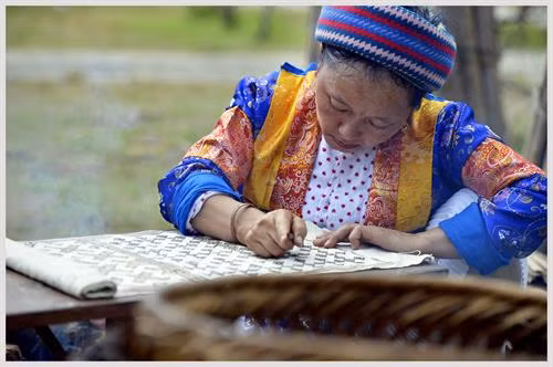 Trình diễn múa khèn của đồng bào Mông. Trình diễn múa khèn của đồng bào Mông. Trình diễn khèn Mông. Trình diễn nghệ thuật dệt thổ cẩm của đồng bào Mông. Vẽ hoa văn trên vải thổ cẩm của đồng bào Mông. Một góc không gian chợ Tết Cao nguyên đá Đồng Văn. Trò chơi đẩy gậy trong ngày hội. Rất đông du khách đến tham quan và tham gia trải nghiệm vào các hoạt động văn hóa, nghệ thuật tại Làng Văn hóa - Du lịch các dân tộc Việt Nam.