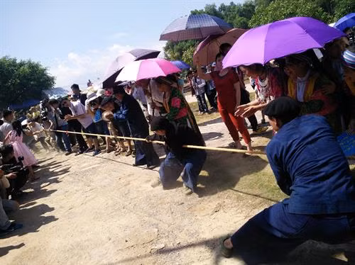 Phần hội với các trò chơi dân gian độc đáo của đồng bào Mông như đẩy gậy, kéo co, leo cây... Ảnh: Hoàng Tâm