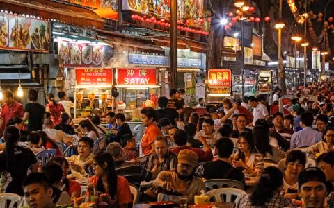Kuala Lumpur, Malaysia: Cũng như Bangkok, ngồi ăn trên những chiếc ghế nhựa ngoài vỉa hè chính là một phần cuộc sống ở Kuala Lumpur. Các món ăn ở đây là sự hòa trộn của ẩm thực Ấn Độ, Trung Quốc và Malaysia. Đặc trưng nhất phải kể đến món cơm nấu nước dừa nasi lemak, ăn cùng cá khô, xốt sambal, vài lát dưa chuột, trứng luộc và lạc rang.