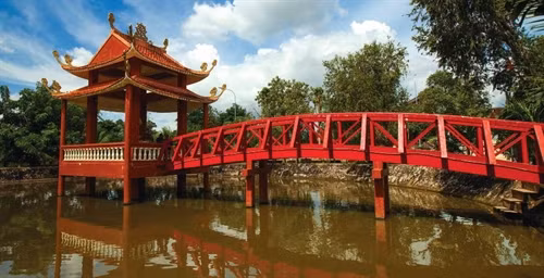 Một chỗ nghỉ ngơi cho du khách khi vãn cảnh thiền viện.
