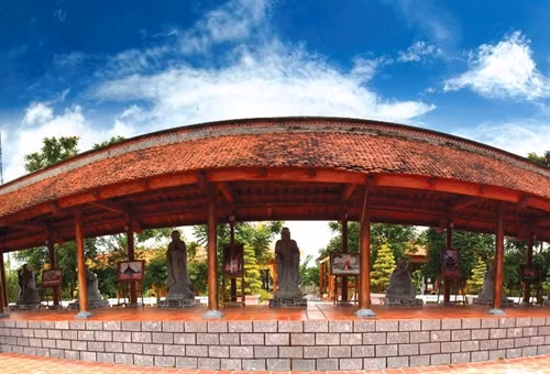 Các bức tượng Phật được đặt trong không gian hài hòa, yên bình.