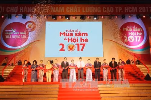 Lãnh đạo Bộ Khoa học và Công nghệ, lãnh đạo Thành phố Hồ Chí Minh, tỉnh Đồng Tháp cùng các đại biểu cắt băng khai mạc hội chợ. Ảnh: Thanh Vũ - TTXVN.