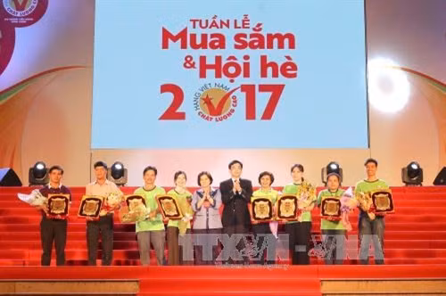 Lãnh đạo Bộ Khoa học và Công nghệ, lãnh đạo Thành phố Hồ Chí Minh, tỉnh Đồng Tháp cùng các đại biểu tham quan các gian hàng của doanh nghiệp đạt chuẩn hội nhập. Ảnh: Thanh Vũ – TTXVN.