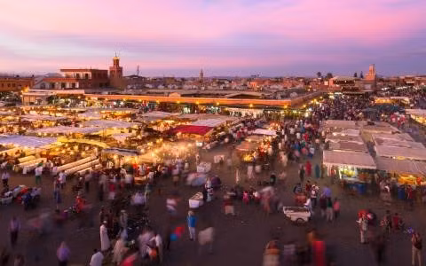 Marrakech, Morocco: Mỗi tối, quảng trường Jemaa el Fna nổi tiếng ở Marrakech lại biến thành một khu ăn uống nhộn nhịp với các món ăn rất rẻ của địa phương. Món ăn phải thử ở đây là món cá của quầy số 14, với những đĩa nhỏ các loại hải sản như tôm, mực cùng salad, chip…