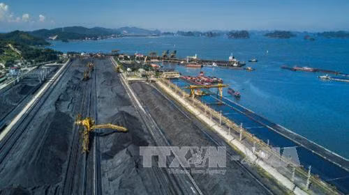 Hệ thống sàng tuyển và rót than xuống tàu tại cảng than Cửa Ông, Tập đoàn Công nghiệp Than - Khoáng sản Việt Nam. Ảnh: Trọng Đạt – TTXVN