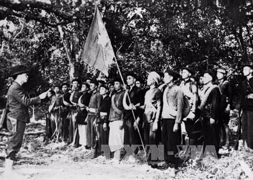 Ngày 22/12/1944, tại khu rừng Trần Hưng Đạo ở châu Nguyên Bình, tỉnh Cao Bằng (nay thuộc xã Tam Kim, huyện Nguyên Bình, tỉnh Cao Bằng), Đội Việt Nam Tuyên truyền Giải phóng quân được thành lập gồm 34 chiến sỹ, do đồng chí Võ Nguyên Giáp phụ trách. Đây là đội quân chủ lực đầu tiên của Quân đội nhân dân Việt Nam. Ảnh: Tư liệu TTXVN