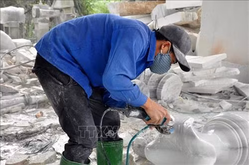 Những lọ lục bình bằng đá hoa trăng đang được các thợ đá mài giũa, đánh bóng tỉ mẩn. Ảnh: Việt Dũng - TTXVN
