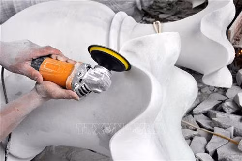 Bàn tay khéo léo cùng sự hỗ trợ của máy móc tạo nên những tác phẩm nghệ thuật từ đá. Ảnh: Việt Dũng - TTXVN