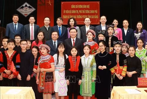 Phó Thủ tướng Vương Đình Huệ với các đại biểu và học sinh Trường Phổ thông Dân tộc Nội trú tỉnh Cao Bằng. Ảnh: Doãn Tấn - TTXVN