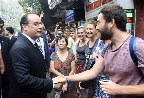 Tổng thống Francois Hollande gặp gỡ du khách quốc tế tại khu vực phố cổ Hà Nội. Ảnh: Phạm Kiên – TTXVN