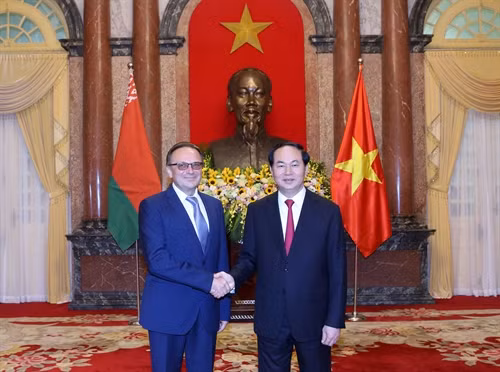 Chiều 6/9/2016, tại Phủ Chủ tịch, Chủ tịch nước Trần Đại Quang tiếp Ngài Vladimir Anatolyevich Goshin, Đại sứ Đặc mệnh toàn quyền Cộng hòa Belarus đến trình Quốc thư. Ảnh: Nhan Sáng-TTXVN