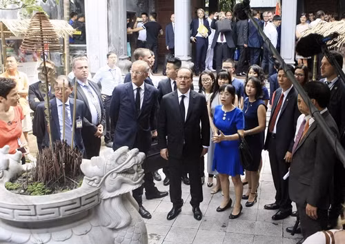 Tổng thống Francois Hollande tham quan đình Kim Ngân, số 42 Hàng Bạc, quận Hoàn Kiếm. Ảnh: Phạm Kiên – TTXVN