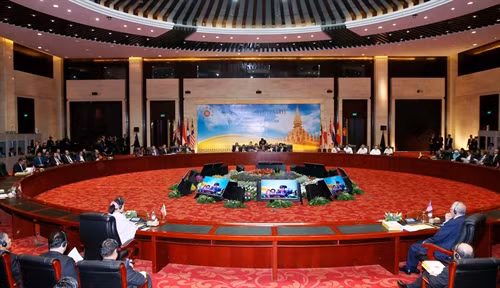 Quang cảnh Phiên toàn thể Hội nghị Cấp cao ASEAN lần thứ 28-29 tại thủ đô Viêng Chăn của Lào. Ảnh: Thống Nhất-TTXVN