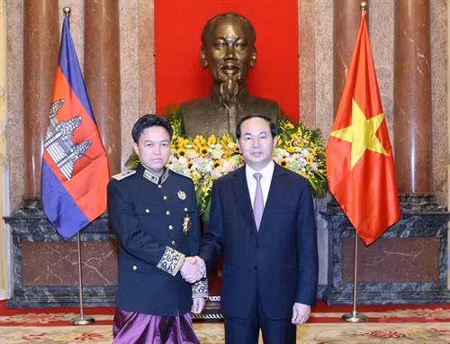 Chiều 6/9/2016, tại Phủ Chủ tịch, Chủ tịch nước Trần Đại Quang tiếp Ngài Prak Nguon Hong, Đại sứ Đặc mệnh toàn quyền Vương quốc Campuchia tại Việt Nam đến trình Quốc thư. Ảnh: Nhan Sáng-TTXVN
