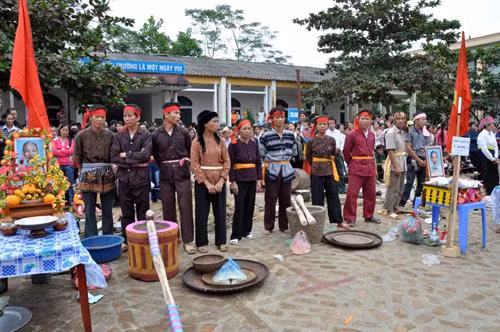 Tập kết Chuẩn bị dụng cụ nguyên vật liệu dự thi Giã gạo Cho thóc nếp vào cối giã lấy gạo thổi cơm Kéo lửa Dùng dây giằng kéo vào ống tre khô cho mùn lấy mùn lấy lửa nhóm bếp Mổ gà nấu cơm xôi Đun nước mổ gà nấu cơm xôi Trình cỗ Trình bày mâm xôi con gà theo quy định của ban tổ chức mang lên nộp vào điểm tập kết tính thời gian Hòa thành Trình bày trang trí mâm xôi con gà theo quy định của ban tổ chức chờ ban tổ chức chấm điểm