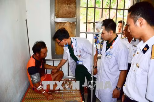 Cấp cứu ngư dân tại Bệnh xá đảo Sinh Tồn. Ảnh: TTXVN