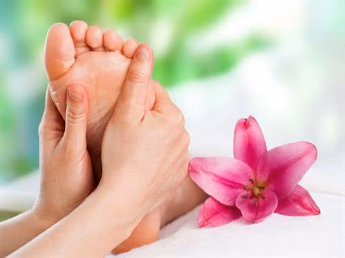 Nước ép hành trị mụn cóc ở bàn chân