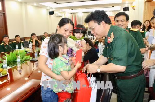 Là đơn vị được phân công phục vụ chăm sóc y tế cho quân và dân quần đảo Trường Sa, trong những năm qua, nhiều thế hệ y bác sỹ của Bệnh viện Quân y 175 đã làm tốt công tác bảo vệ sức khỏe, tính mạng cho chiến sỹ, người dân trên các đảo và ngư dân giữa biển khơi. Trong ảnh: Lãnh đạo Bệnh viện Quân y 175 tặng quà cho 2 em bé ra đời bằng phương pháp sinh mổ đầu tiên tại Trường Sa. Ảnh: TTXVN phát
