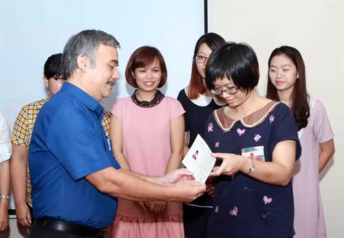 Ông Nguyễn Hoài Dương, Phó Tổng Giám đốc TTXVN trao chứng chỉ hoàn thành khóa học cho các học viên lớp nghiệp vụ Thông tấn K28A. Ảnh: Quý Trung – TTXVN