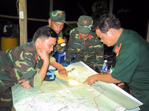 Lực lượng chức năng đang xác định khu vực các nạn nhân bị mất tích trong sự cố vỡ đường ống dẫn dòng Công trình thuỷ điện Sông Bung 2. Ảnh: Trần Lê Lâm - TTXVN