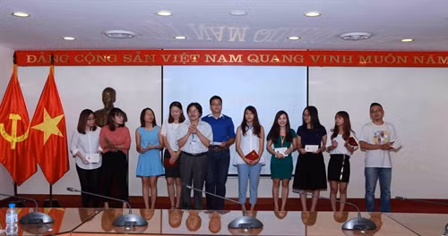 Ông Ngô Hà Thái, Phó Tổng Giám đốc TTXVN trao chứng chỉ hoàn thành khóa học cho các học viên lớp nghiệp vụ Thông tấn K28A. Ảnh: Quý Trung – TTXVN