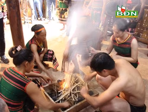 Người nhóm lửa cho nhà mới phải là người mẫu mực, thành đạt và có uy tín