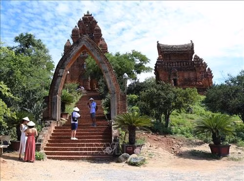 Du khách tham quan, chụp ảnh lưu niệm tại tháp Po Klong Garai. Ảnh: Nguyễn Thành – TTXVN