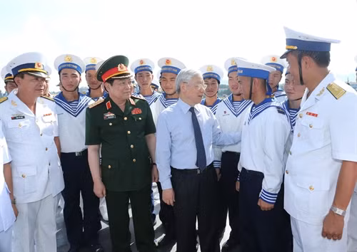 Tổng Bí thư Nguyễn Phú Trọng với cán bộ, chỉ huy và chiến sĩ trên Tàu hộ vệ tên lửa Lý Thái Tổ. Ảnh: Trí Dũng- TTXVN