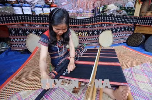 Trình diễn dệt thổ cẩm truyền thống của người Cơ tu tại liên hoan. Ảnh: Trần Lê Lâm - TTXVN