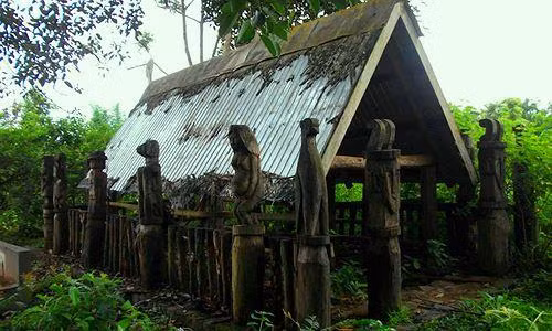 Khu nhà mồ ở làng văn hóa Pleiop, Pleiku (Gia Lai)