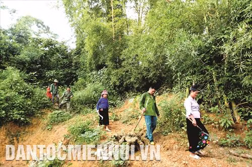 Người dân xã Trung Đồng, huyện Tân Uyên thường xuyên đi kiểm tra công tác phòng cháy, chữa cháy rừng trên địa bàn xã