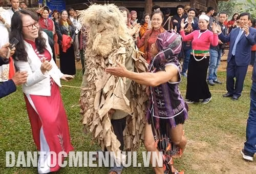 Các đồng chí lãnh đạo tham gia vui múa hát cùng bà con đồng bào dân tộc. Ảnh: Hoàng Hải