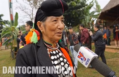 Bà Hù Cố Xuân, dân tộc Si La đến từ huyện Mường Tè, tỉnh Lai Châu vui mừng được tham gia ngày hội. Ảnh: Hoàng Hải