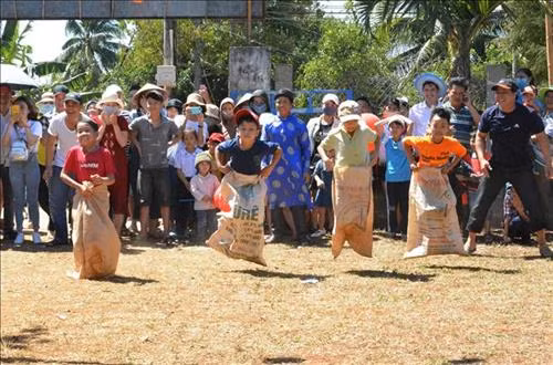 Trẻ em tham gia trò chơi nhảy bao bố. Ảnh: Tuấn Anh - TTXVN