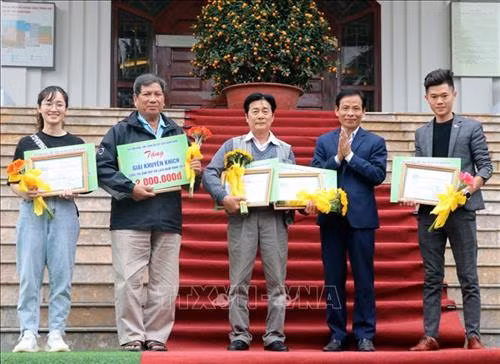 Lãnh đạo Sở Văn hóa, Thể thao và Du lịch tỉnh Nam Định trao thưởng cho các tác giả đoạt giải trong Cuộc thi "Ảnh đẹp du lịch Nam Định". Ảnh: Nguyễn Lành - TTXVN