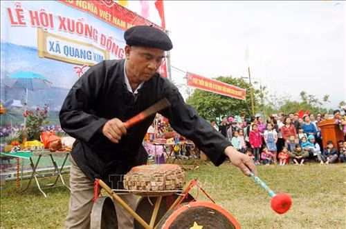 Thầy cúng thực hiện nghi lễ. Ảnh: Quốc Khánh - TTXVN Mâm lễ cầu mong mưa thuận gió hòa, mùa màng bội thu trong lễ xuống đồng đầu năm mới. Ảnh: Quốc Khánh - TTXVN Thầy cúng thực hiện nghi lễ cúng thần. Ảnh: Quốc Khánh - TTXVN Người dân giành lấy quả còn lấy may đầu năm. Ảnh: Quốc Khánh - TTXVN Thi đập niêu đất truyền thống. Ảnh: Quốc Khánh - TTXVN Người dân xã Quang Kim thi ném còn với mong muốn luôn được may mắn. Ảnh: Quốc Khánh - TTXVN Người dân Quang Kim thi cày, gieo những hạt giống đầu tiên xuống luống cày đầu năm, cầu mong một năm sản xuất thắng lợi. Ảnh: Quốc Khánh - TTXVN