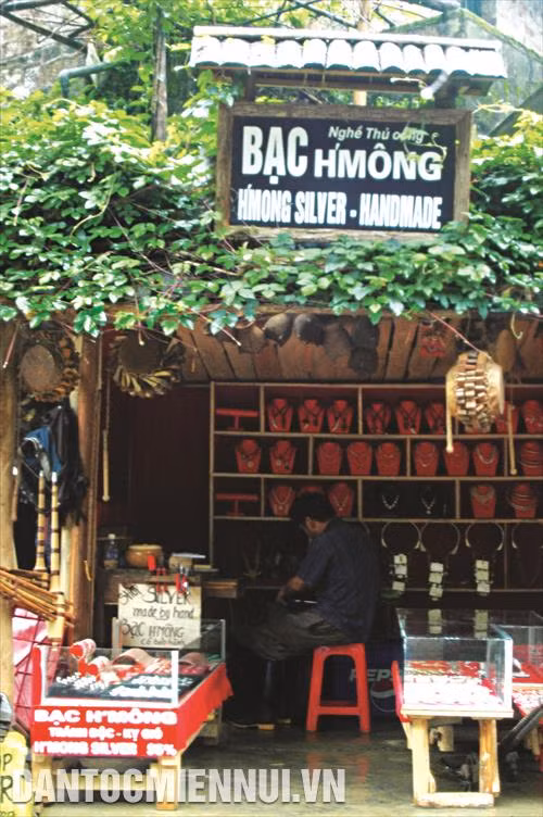 Ngoài nghề dệt, Cát Cát còn có nghề chạm bạc độc đáo với sản phẩm phong phú, chủng loại đa dạng