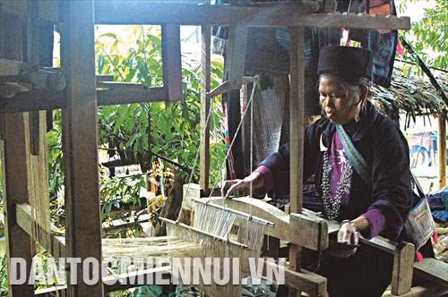 Người Mông ở bản Cát Cát vẫn gìn giữ được nghề dệt thổ cẩm truyền thống