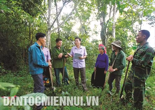 Cán bộ Ban quản lý rừng phòng hộ huyện Tân Uyên tuyên truyền về chính sách chi trả dịch vụ môi trường rừng tới đồng bào dân tộc sinh sống trên địa bàn