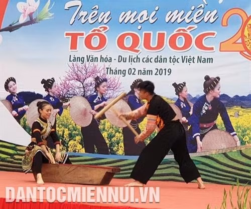 Tiết mục múa "Giã bánh dầy" của đồng bào Mông chào mừng ngày hội. Ảnh: Hoàng Hải