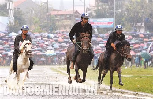 Trên đường đua chung kết Giải đua ngựa truyền thống Bắc Hà năm 2018
