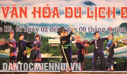 Biểu diễn văn nghệ trong đêm khai mạc
