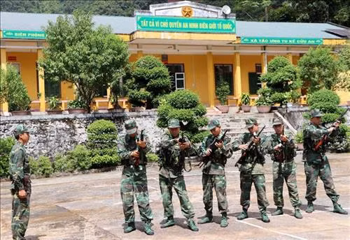 Các chiến sĩ Đồn biên phòng Hua Bum chuẩn bị lên đường tuần tra bảo vệ an ninh biên giới. Ảnh: Công Tuyên-TTXVN