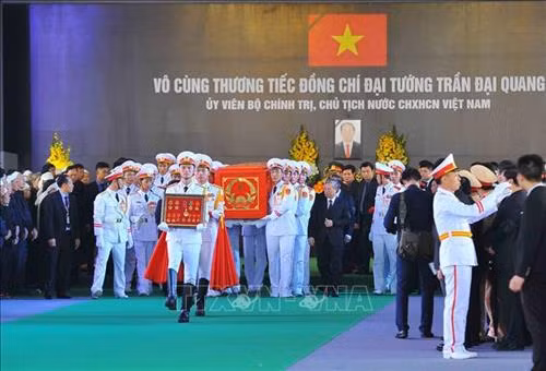 Linh cữu Chủ tịch nước Trần Đại Quang được quàn tại nhà tổ chức an táng để họ hàng, chính quyền, nhân dân địa phương viếng, tiễn biệt Chủ tịch nước lần cuối trước khi an táng. Ảnh: TTXVN Các tăng ni tại quê nhà cầu siêu, tưởng nhớ Chủ tịch nước Trần Đại Quang. Ảnh: TTXVN Đội nghi lễ đưa linh cữu của Chủ tịch nước Trần Đại Quang tới khu huyệt mộ để chuẩn bị cho nghi thức đầu tiên của lễ an táng. Ảnh: TTXVN Quyền Chủ tịch nước Đặng Thị Ngọc Thịnh, Phó Thủ tướng thường trực Trương Hòa Bình cùng đội nghi lễ đưa linh cữu Chủ tịch nước Trần Đại Quang từ xe tang tới nơi an táng. Ảnh: TTXVN Chủ tịch Quốc hội Nguyễn Thị Kim Ngân, Thường trực Ban Bí thư Trần Quốc Vượng cùng đội nghi lễ đưa linh cữu của Chủ tịch nước Trần Đại Quang tới khu huyệt mộ để chuẩn bị cho nghi thức đầu tiên của lễ an táng. Ảnh: Quang Quyết – TTXVN Các chiến sĩ trong đội nghi lễ thực hiện nghi thức hạ huyệt linh cữu Chủ tịch nước Trần Đại Quang. Ảnh: TTXVN Lãnh đạo, nguyên lãnh đạo Đảng, Nhà nước, Mặt trận Tổ quốc Việt Nam và gia đình Chủ tịch nước Trần Đại Quang thả những nắm đất đầu tiên xuống huyệt mộ Chủ tịch nước. Ảnh: Nhan Sáng – TTXVN Chủ tịch Quốc hội Nguyễn Thị Kim Ngân dẫn đầu đoàn lãnh đạo, nguyên lãnh đạo Đảng, Nhà nước, Mặt trận Tổ quốc Việt Nam cùng gia quyến đi quanh huyệt mộ, tiễn biệt Chủ tịch nước Trần Đại Quang lần cuối. Ảnh: Nhan Sáng – TTXVN Lãnh đạo, nguyên lãnh đạo Đảng, Nhà nước, Mặt trận Tổ quốc Việt Nam và gia đình Chủ tịch nước Trần Đại Quang thả những nắm đất đầu tiên xuống huyệt mộ Chủ tịch nước. Ảnh: Nhan Sáng – TTXVN Quang cảnh nơi tổ chức an táng Chủ tịch nước Trần Đại Quang tại xã Quang Thiện, huyện Kim Sơn, tỉnh Ninh Bình. Ảnh: TTXVN Đồng chí Trương Hòa Bình, Ủy viên Bộ Chính trị, Phó Thủ tướng thường trực Chính phủ, Trưởng Ban Tổ chức Lễ tang phát biểu cảm ơn và tuyên bố kết thúc Lễ Quốc tang Chủ tịch nước Trần Đại Quang. Ảnh: Nhan Sáng – TTXVN Mộ Chủ tịch nước Trần Đại Quang tại quê hương - xã Quang Thiện, huyện Kim Sơn, tỉnh Ninh Bình. Ảnh: Nhan Sáng – TTXVN