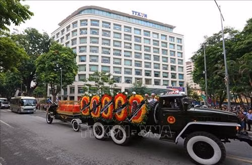 Đoàn xe tang Chủ tịch nước Trần Đại Quang di chuyển trên phố Lê Thánh Tông (Hà Nội). Ảnh: TTXVN