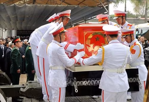 Chuyển linh cữu Chủ tịch nước Trần Đại Quang ra xe tang. Ảnh: TTXVN